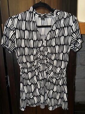 Alfani Black & White Ruched V-Neck Short Sleeve Top